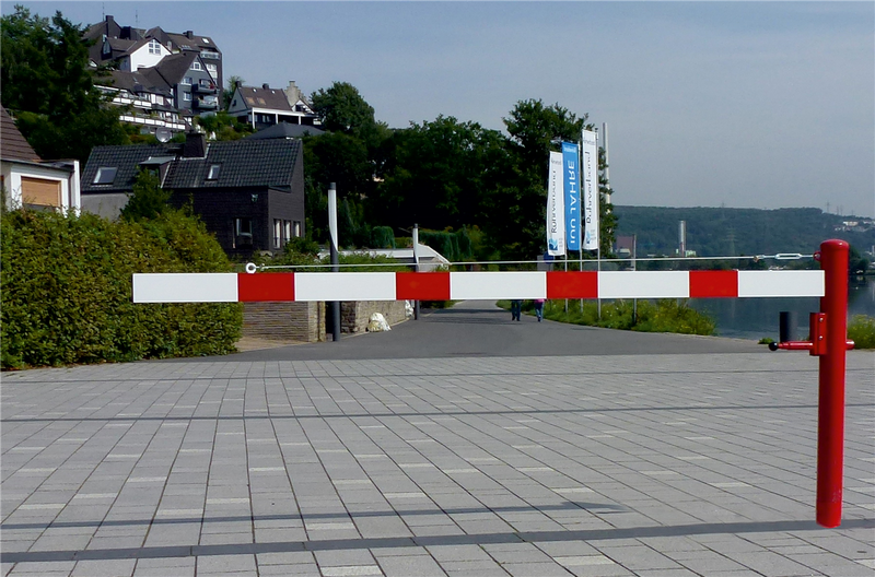 Barrière pivotante avec renforcement par corde de traction