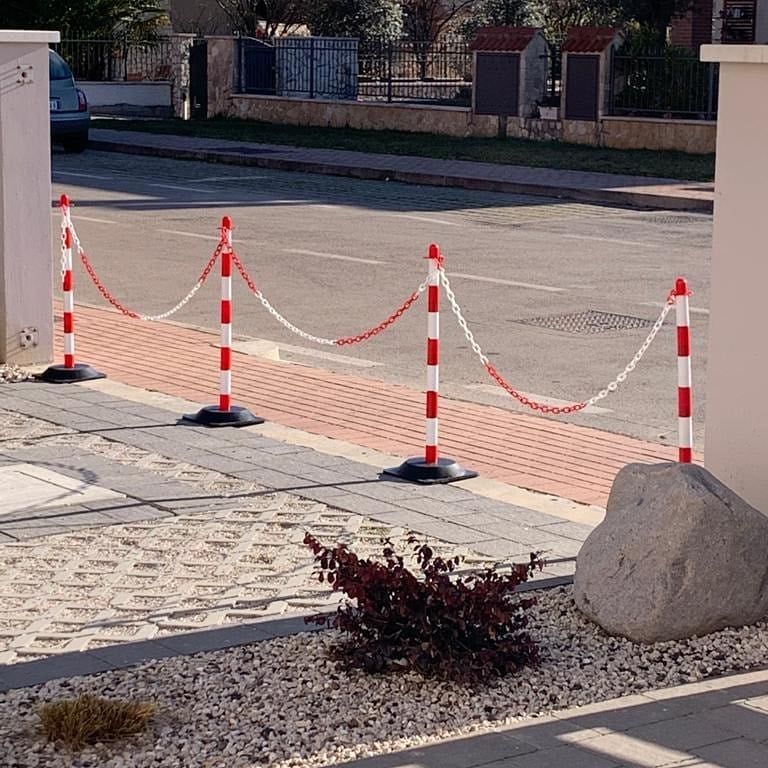 Kit de Barrière à Poteaux et Chaîne -Basique-, 16 Poteaux incl. 25m de Chaîne en Plastique (Rouge/Blanc)