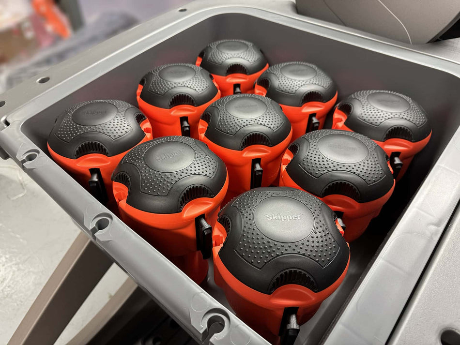 Cône de circulation standard de 1 m entièrement chargé Unicart – 9 cônes, 9 unités Skipper et pack d'accessoires