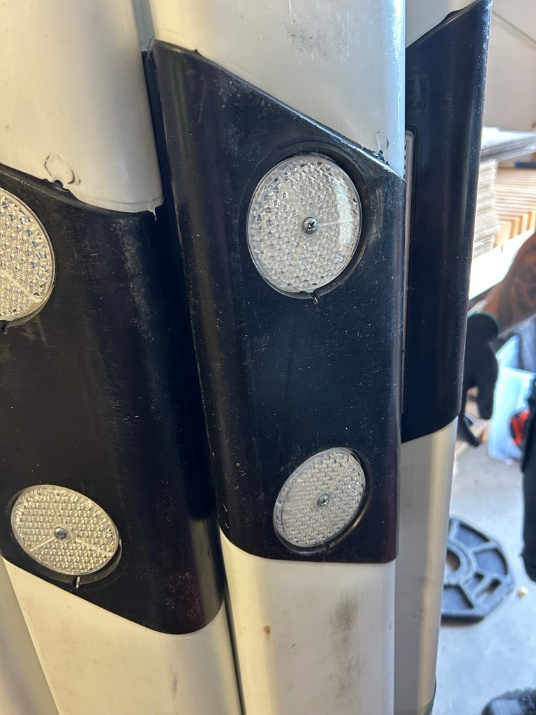 Remis à neuf : Délinéateur de bord de route - poteau triangulaire standard — acceptable