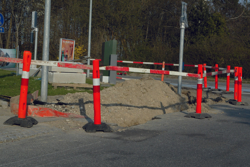 Barrière en plastique avec trous pour panneau