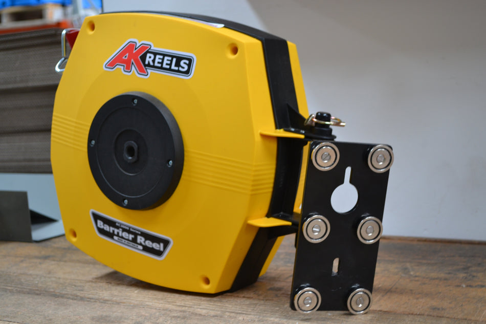 Support magnétique pour enrouleur de barrière