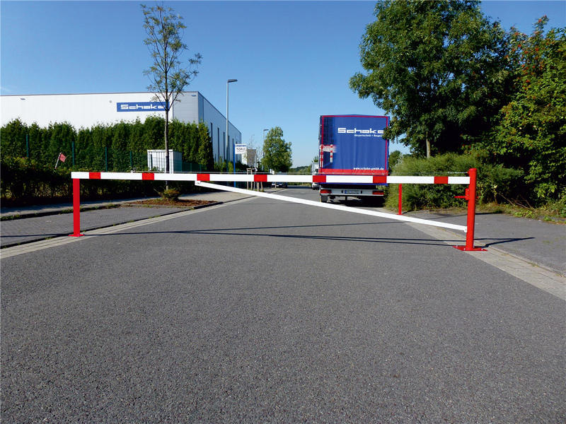 Barrière pivotante avec tube de renfort et corde de traction