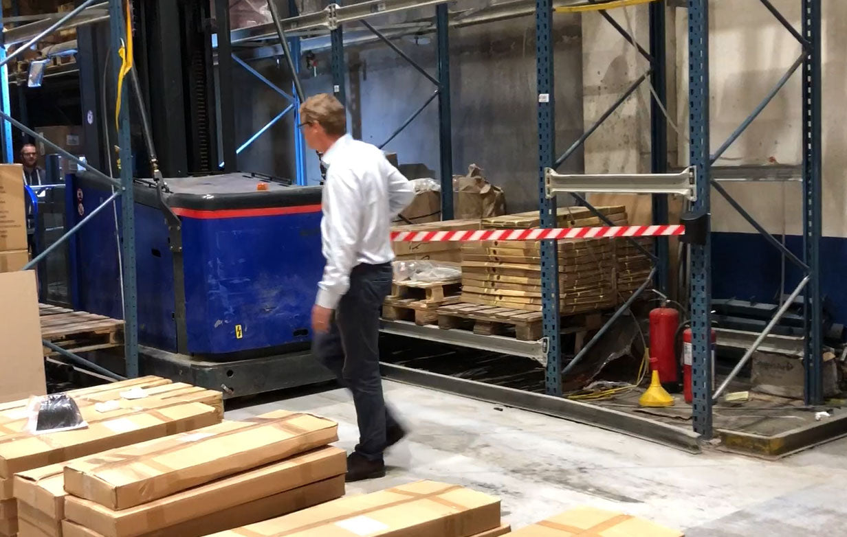 Chargement de la vidéo: Efficace et facile à installer, cette barrière à sangle murale est la solution idéale pour gérer le contrôle des foules et délimiter des zones dans les entrepôts, les quais de chargement ou les espaces publics. Avec sa sangle rétractable de 10 mètres, cette barrière permet une flexibilité maximale dans la création de zones sécurisées et restreintes. La conception durable garantit des performances durables, ce qui la rend idéale pour une utilisation en intérieur et en extérieur.