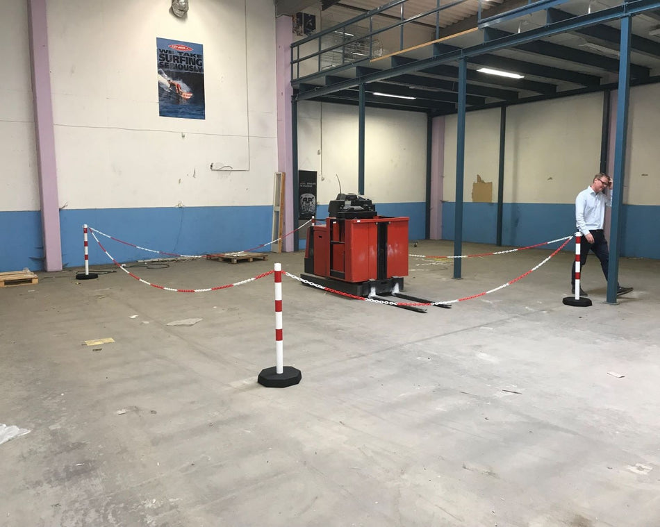 (Lot de 6) - Flexibarrier Poteau & Chaîne de Barrière - Acier - incluant 25m de chaîne en plastique (Rouge/Blanc)