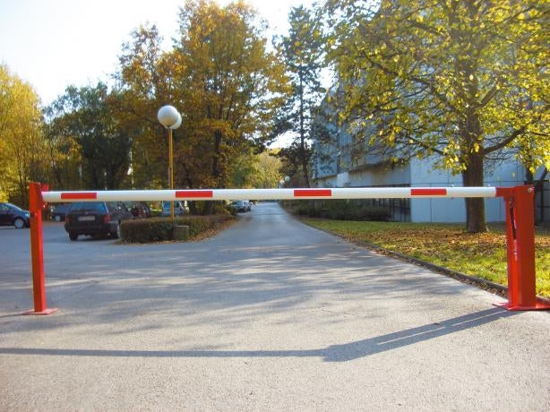 Barrière manuelle avec ressort à pression de gaz et poteau d'appui fixe
